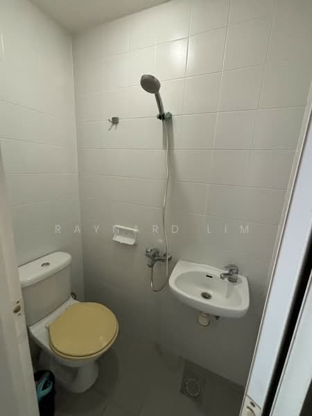 The Waterina, 51 Lorong 40 Geylang, 2 Bedrooms, 1,130 sqft, Apartment For Rent, by Raynard Lim, 18089818 - yard toilet - PropertyGuru.com.sg