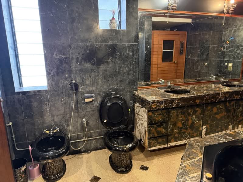 Hawaii Tower, 73 Meyer Road, 4 Bedrooms, 4,328 sqft, Condominium For Rent, by Edward Fu, 18094467 - Master toilet - PropertyGuru.com.sg
