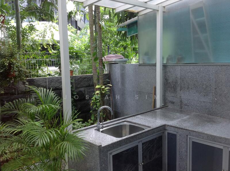 OUTDOOR KITCHEN WITH PLENTIFUL SPACE FOR ELECTRICAL APPLIANCES 