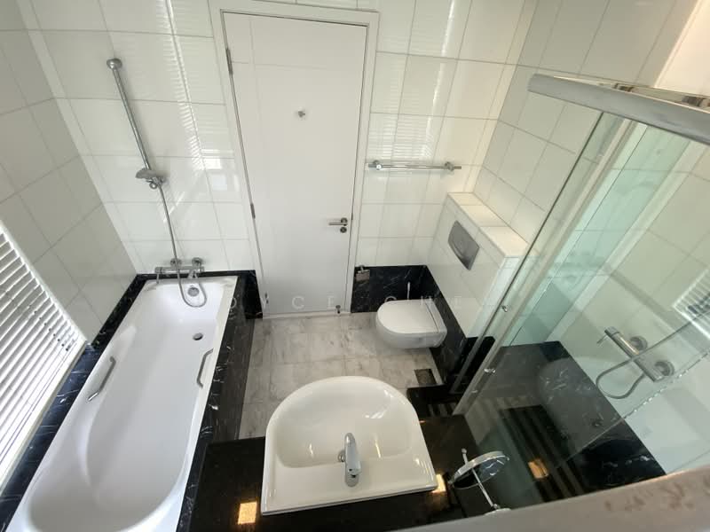 Balmoral Hills, 11 Balmoral Park, 3 Bedrooms, 1,389 sqft, Condominium For Rent, by Joyce Chen, 18174383 - master toilet - PropertyGuru.com.sg