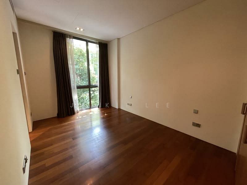 The Ladyhill, 1 Ladyhill Road, 4 Bedrooms, 2,271 sqft, Condominium For Rent, by Jackie Lee, 18282861 - Bedroom 2 with attached bathroom - fit a Queen-size bed - PropertyGuru.com.sg