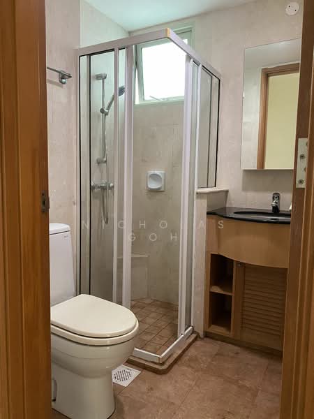 Queens, 10 Stirling Road, 4 Bedrooms, 1,410 sqft, Condominium For Rent, by Nicholas Goh, 18351122 - Common toilet  - PropertyGuru.com.sg