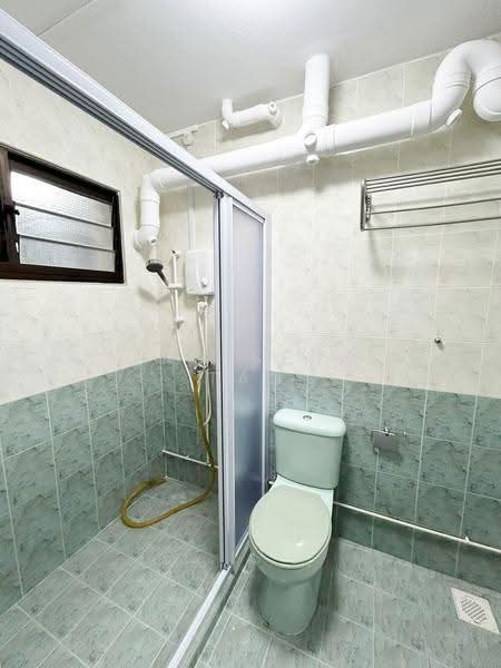 930 Hougang Street 91, 930 Hougang Street 91, Hougang / Punggol / Sengkang, 4 Bedrooms, 1,330 sqft, HDB Flat For Rent, by Yam Seng Tan, 18356674 - Bathroom - PropertyGuru.com.sg