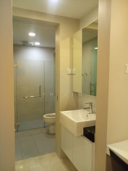 Amaninda, 329 Thomson Road, 1 Bedroom, 678 sqft, Condominium For Rent, by Yin Lim, 18365935 - renovated bathroom with mirror cabinets - PropertyGuru.com.sg