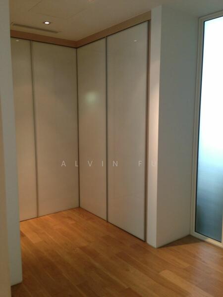 Masterbedroom Walk-in-wardrobe