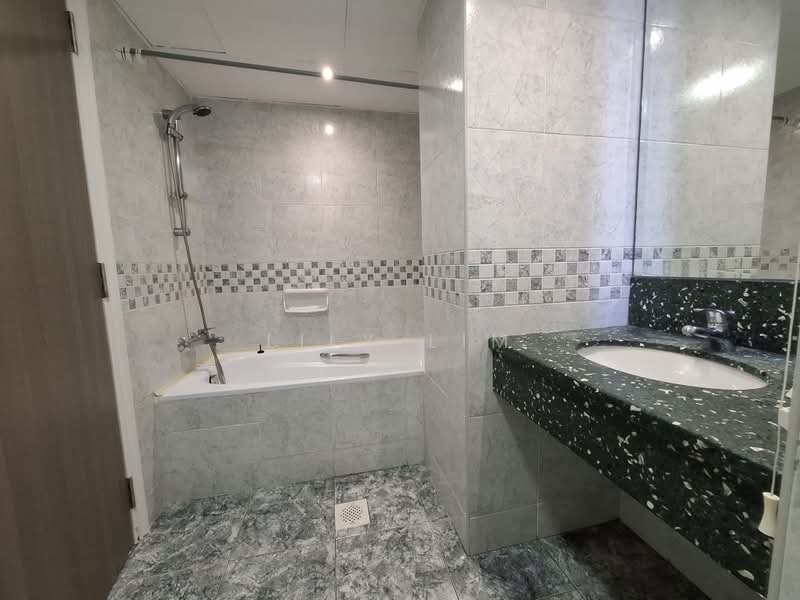 UE Square, 205 River Valley Road, Orchard / River Valley, 3 Bedrooms, 1,400 sqft, Condominium For Rent, by Lily Lim, 18389444 - Common Bathroom - PropertyGuru.com.sg