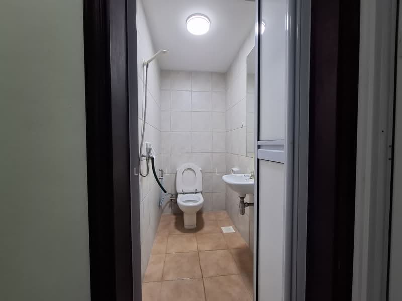 UE Square, 205 River Valley Road, Orchard / River Valley, 3 Bedrooms, 1,400 sqft, Condominium For Rent, by Lily Lim, 18389444 - Maid's toilet - PropertyGuru.com.sg