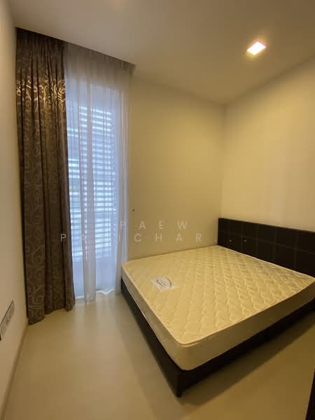The Boutiq @ Killiney, 145 Killiney Road, 2 Bedrooms, 883 sqft, Condominium For Rent, by Paew Parichart Vongvitavat, 18400494 - Bedroom 2: With Queen Size Bed - PropertyGuru.com.sg