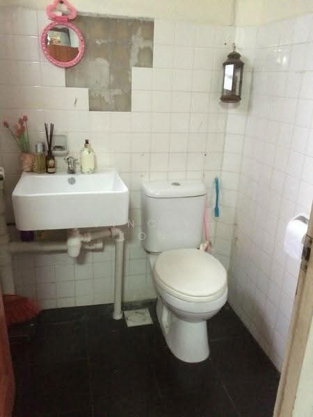 321 Bukit Batok Street 33, 321 Bukit Batok Street 33, Dairy Farm / Bukit Panjang / Choa Chu Kang, 3 Bedrooms, 1,054 sqft, HDB Flat For Rent, by Vincent Kong, 18524854 - Master Toilet - PropertyGuru.com.sg