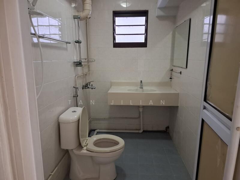 Master bedroom bathroom w heater