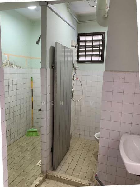 131 Marsiling Rise, 131 Marsiling Rise, Admiralty / Woodlands, 3 Bedrooms, 900 sqft, HDB Flat For Rent, by Don Lim, 18685001 - Bathroom and Shower - PropertyGuru.com.sg