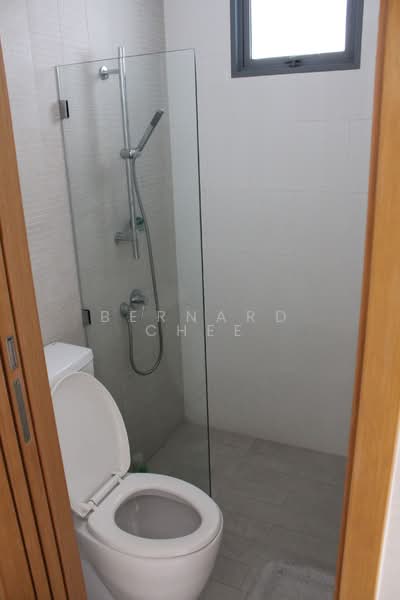 Viz at Holland, 221 Queensway, 2 Bedrooms, 818 sqft, Condominium For Rent, by Bernard Chee, 18728015 - Guest bathroom - PropertyGuru.com.sg