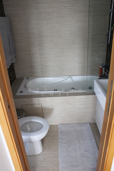 Viz at Holland, 221 Queensway, 2 Bedrooms, 818 sqft, Condominium For Rent, by Bernard Chee, 18728015 - Bathtub at Master Bathroom - PropertyGuru.com.sg