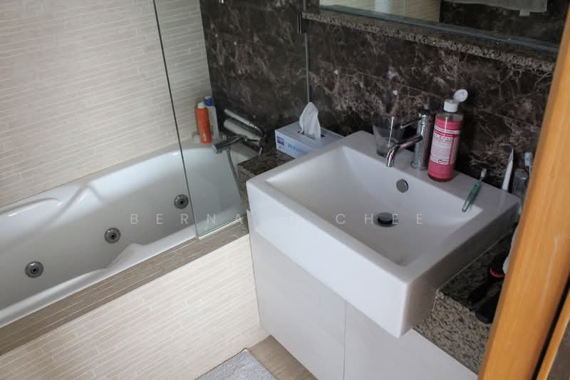 Viz at Holland, 221 Queensway, 2 Bedrooms, 818 sqft, Condominium For Rent, by Bernard Chee, 18728015 - Master Bathroom - PropertyGuru.com.sg