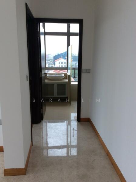 Common Bath (will come with roller blinds)