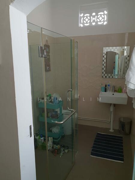 Tembeling Road, Tembeling Road, 3 Bedrooms, 1,800 sqft, Conservation House For Rent, by Lilian Lim, 18797206 - Bathroom - PropertyGuru.com.sg