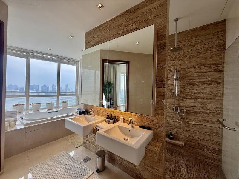Saint Thomas Suites, 31 St. Thomas Walk, Orchard / River Valley, 6 Bedrooms, 7,686 sqft, Condominium For Rent, by Rachel Tan, 18812291 - Master Bathroom - PropertyGuru.com.sg