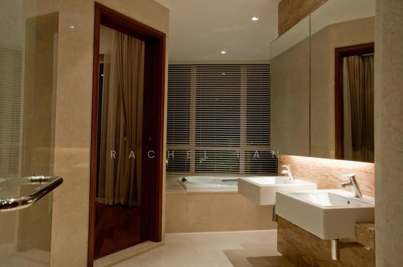 Saint Thomas Suites, 31 St. Thomas Walk, 6 Bedrooms, 7,686 sqft, Condominium For Rent, by Rachel Tan, 18812291 - Spacious master bathroom - PropertyGuru.com.sg