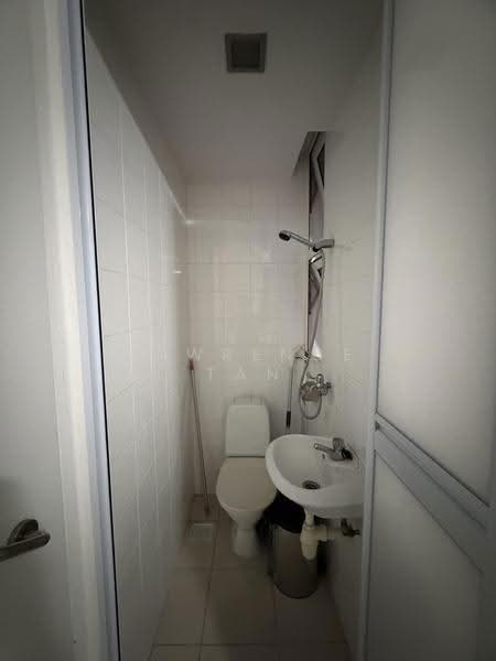 Nuovo, 21 Ang Mo Kio Avenue 9, Ang Mo Kio / Bishan / Thomson, 3 Bedrooms, 1,281 sqft, Condominium For Rent, by Lawrence Tan, 18910661 - Helper's Bathroom - PropertyGuru.com.sg