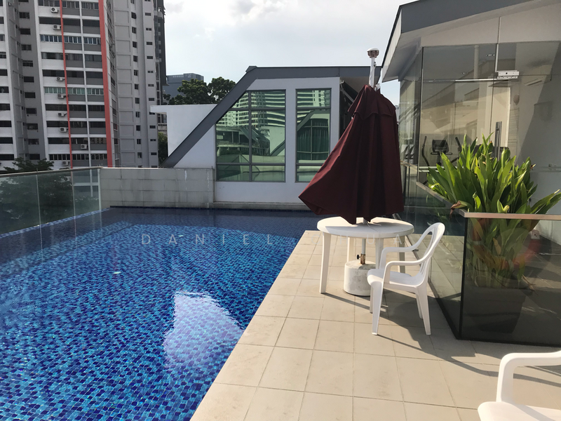                 Roof top Pool & Gym 