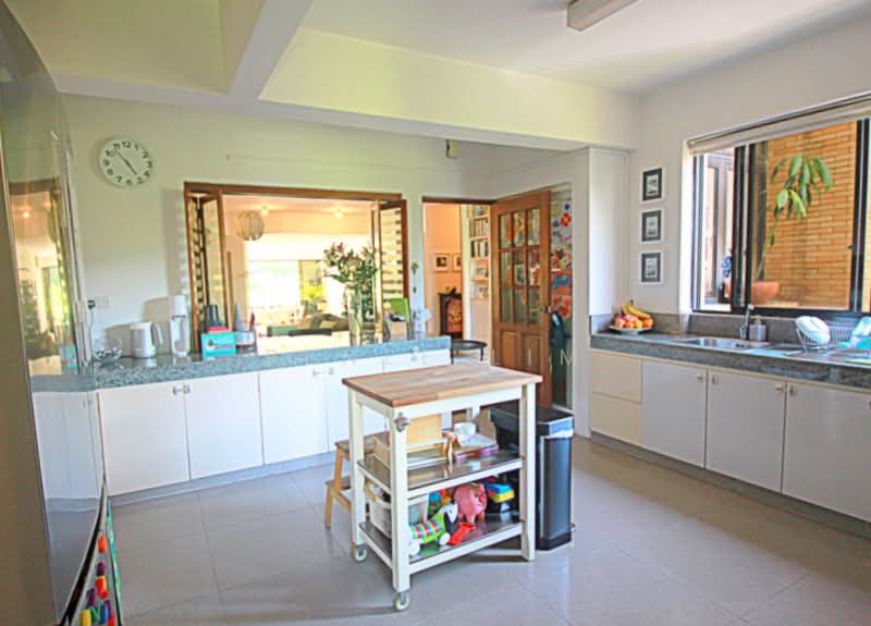 Garden Apartment, 25 Orange Grove Road, 4 Bedrooms, 2,480 sqft, Condominium For Rent, by Renee Lim, 18962640 - Kitchen with lots of natural light - PropertyGuru.com.sg