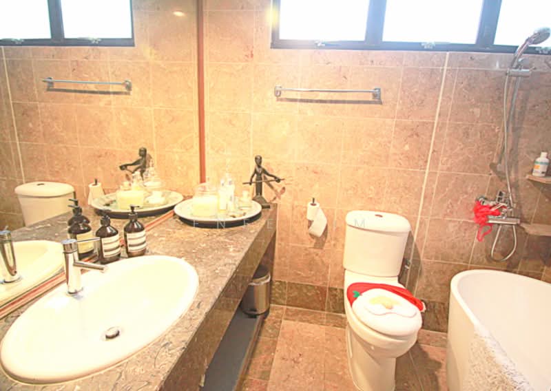 Garden Apartment, 25 Orange Grove Road, 4 Bedrooms, 2,480 sqft, Condominium For Rent, by Renee Lim, 18962640 - Master bathroom - PropertyGuru.com.sg