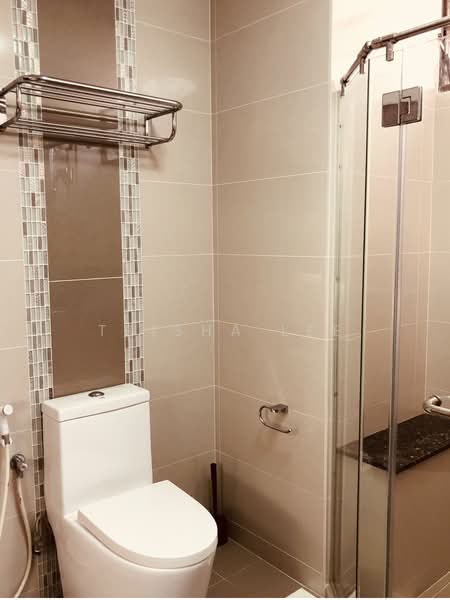 Sommerville Park, 73 Farrer Drive, 3 Bedrooms, 1,948 sqft, Condominium For Rent, by Trisha Lee, 18966196 - Shared Bathroom between 2nd Bedroom & 3rd Bedroom - PropertyGuru.com.sg