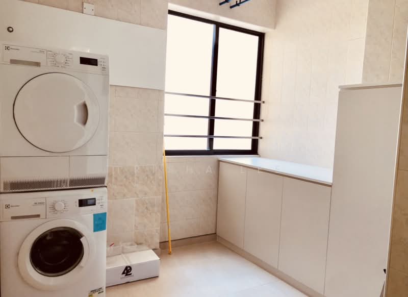 Sommerville Park, 73 Farrer Drive, 3 Bedrooms, 1,948 sqft, Condominium For Rent, by Trisha Lee, 18966196 - Separate Yard Area Behind the Kitchen with New Cabinets - PropertyGuru.com.sg