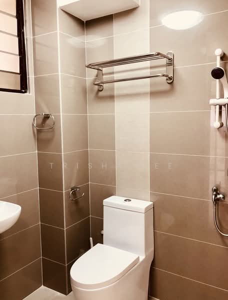 Sommerville Park, 73 Farrer Drive, 3 Bedrooms, 1,948 sqft, Condominium For Rent, by Trisha Lee, 18966196 - Helper's Bathroom - PropertyGuru.com.sg