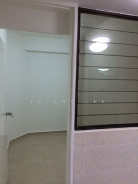 Sommerville Park, 73 Farrer Drive, 3 Bedrooms, 1,948 sqft, Condominium For Rent, by Trisha Lee, 18966196 - Spacious Helper's Room with louvred window  - PropertyGuru.com.sg