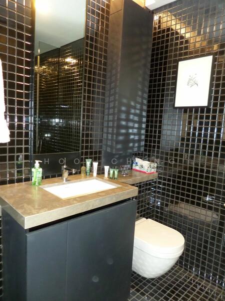 Modern sleek chic bathroom