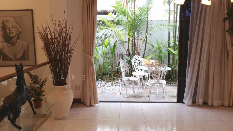Dining areas to garden
