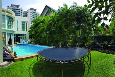 For Rent - Walk to the MRT Station just 800m away. Big Garden n Pool. Near Australian American French Nexus Sch
