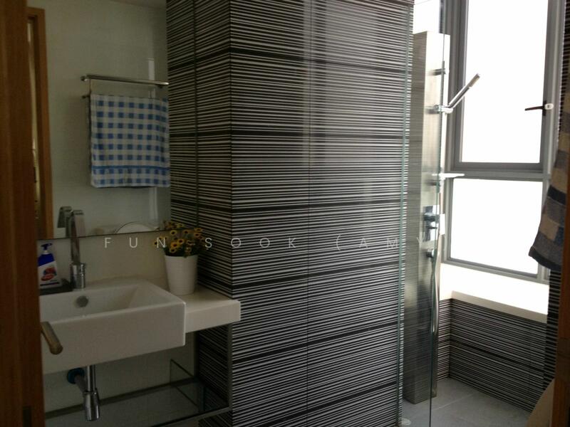 Oxford Suites Apartment For Sale at S$ 2,000,000 | PropertyGuru Singapore