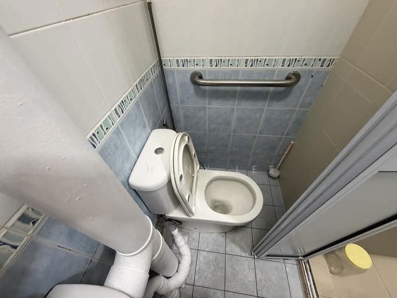 37 Jalan Rumah Tinggi, 37 Jalan Rumah Tinggi, Alexandra / Commonwealth, 2 Bedrooms, 690 sqft, HDB Flat For Rent, by Johnny Lee, 19154549 - Bathroom - PropertyGuru.com.sg