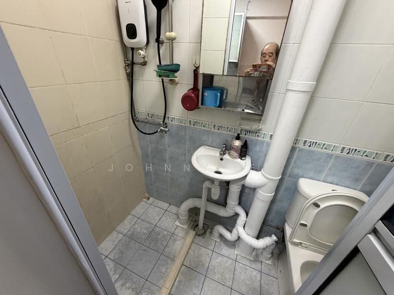 37 Jalan Rumah Tinggi, 37 Jalan Rumah Tinggi, Alexandra / Commonwealth, 2 Bedrooms, 690 sqft, HDB Flat For Rent, by Johnny Lee, 19154549 - Bathroom - PropertyGuru.com.sg