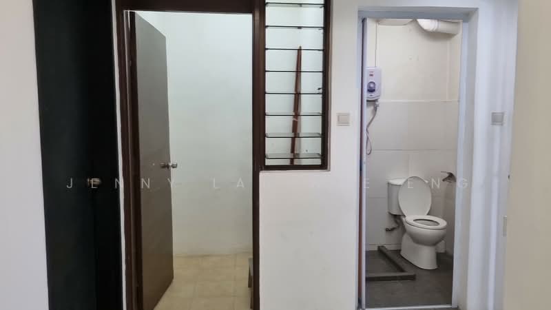 Sommerville Park, 73 Farrer Drive, 3 Bedrooms, 1,948 sqft, Condominium For Rent, by Jenny Lau Wee Eng, 19157294 - Store room and helper toilet - PropertyGuru.com.sg
