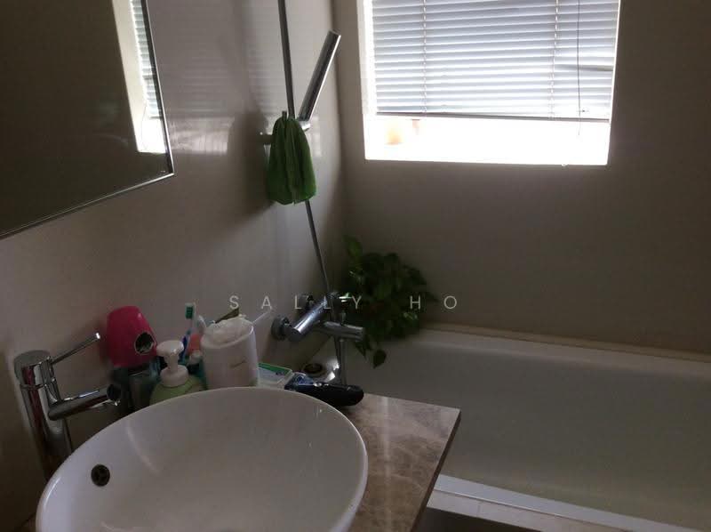 Grosvenor View, 3 Lengkong Empat, Eunos / Geylang / Paya Lebar, 3 Bedrooms, 1,249 sqft, Condominium For Rent, by Sally Ho, 19211919 - Master bathroom with bath tub - PropertyGuru.com.sg