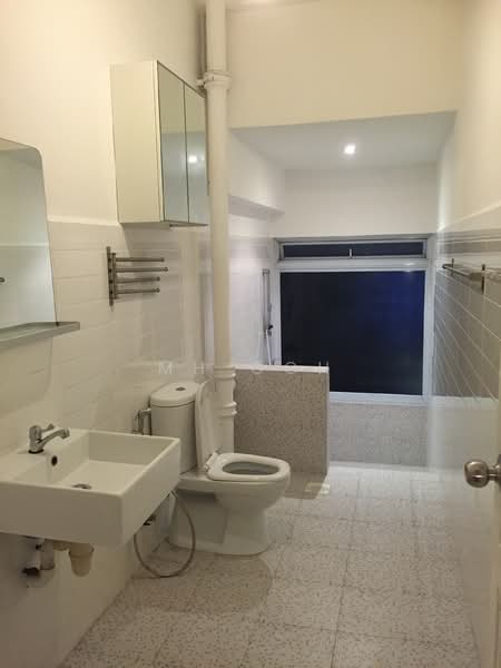 @@ Walk to BISHAN MRT & JUNCTION 8 @@ Quaint Quiet Terrace for Rent, , 3 Bedrooms, 3,000 sqft, Terraced House For Rent, by MH Goh, 19254125 - Common Bathroom - PropertyGuru.com.sg