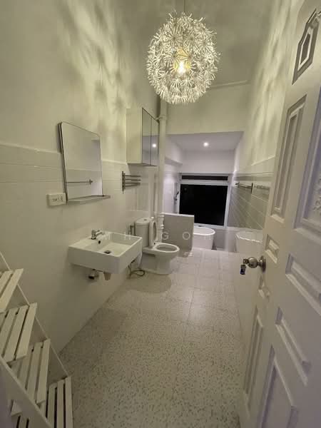 @@ Walk to BISHAN MRT & JUNCTION 8 @@ Quaint Quiet Terrace for Rent, , 3 Bedrooms, 3,000 sqft, Terraced House For Rent, by MH Goh, 19254125 - Common Bathroom - PropertyGuru.com.sg