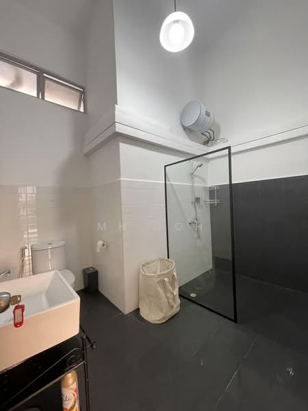 @@ Walk to BISHAN MRT & JUNCTION 8 @@ Quaint Quiet Terrace for Rent, , 3 Bedrooms, 3,000 sqft, Terraced House For Rent, by MH Goh, 19254125 - Master Bathroom - PropertyGuru.com.sg