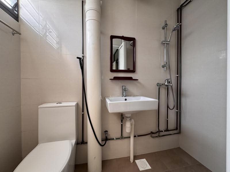 366 Yishun Ring Road, 366 Yishun Ring Road, Sembawang / Yishun, 3 Bedrooms, 1,193 sqft, HDB Flat For Rent, by Janet Fong, 19273260 - Common Bathroom (in kitchen) - PropertyGuru.com.sg