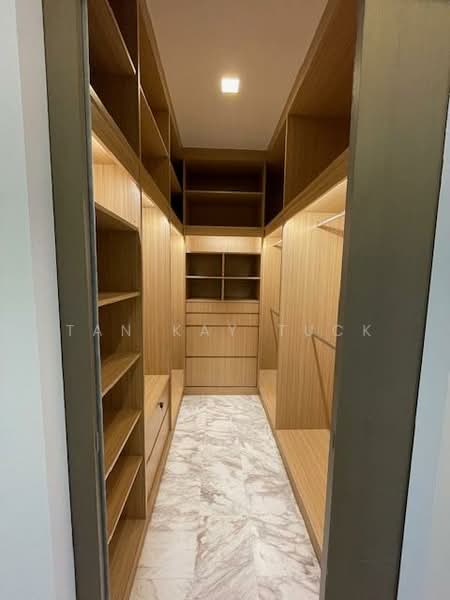 Riviera Residences, 11 Riviera Drive, 3 Bedrooms, 1,593 sqft, Condominium For Rent, by Tan Kay Tuck, 19293101 - walk in wardrobe - PropertyGuru.com.sg