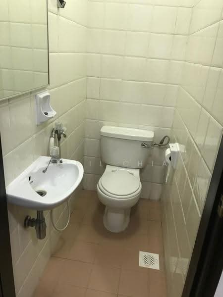 Gallop Gables, 70 Farrer Road, Tanglin / Holland / Bukit Timah, 2 Bedrooms, 1,195 sqft, Condominium For Rent, by April Chia, 19331245 - Helper Bathroom - PropertyGuru.com.sg