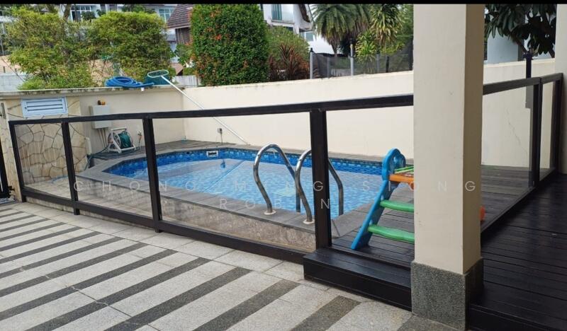 Swimming pool with pool fence to protect the kids