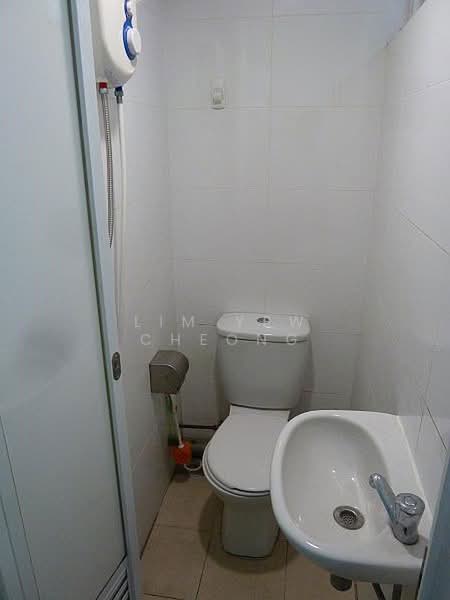 Parc Emily, 5 Mount Emily Road, 4 Bedrooms, 1,733 sqft, Condominium For Rent, by Lim Yew Cheong, 19337014 - helper toilet - PropertyGuru.com.sg