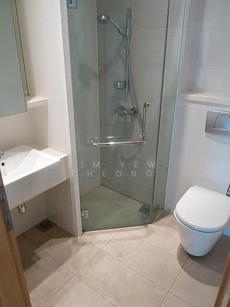 Parc Emily, 5 Mount Emily Road, 4 Bedrooms, 1,733 sqft, Condominium For Rent, by Lim Yew Cheong, 19337014 - common bathroom - PropertyGuru.com.sg