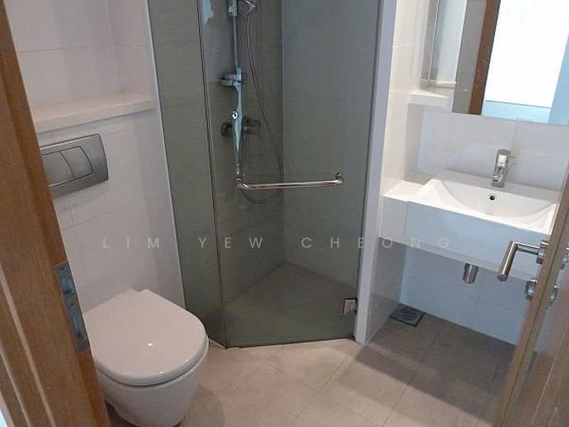 Parc Emily, 5 Mount Emily Road, 4 Bedrooms, 1,733 sqft, Condominium For Rent, by Lim Yew Cheong, 19337014 - Junior master bathroom - PropertyGuru.com.sg