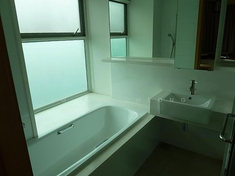 Parc Emily, 5 Mount Emily Road, 4 Bedrooms, 1,733 sqft, Condominium For Rent, by Lim Yew Cheong, 19337014 - master bathroom - PropertyGuru.com.sg