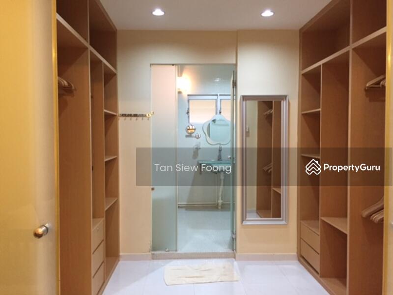 LUXURIOUS WALK-IN WARDROBE